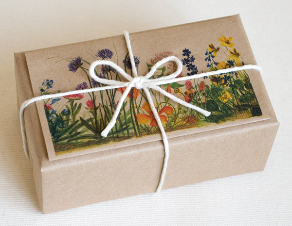 GIFT: 1 jar of jam + 1 jar of herbal tea, wrapped in KRAFT paper with an ART card